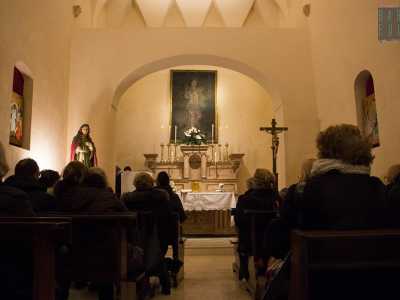 I muri sono stati coperti con della vernice bianca e a risaltare nell�ambiente unico � l�altarino in marmo dietro cui campeggia un antico dipinto di San Sebastiano